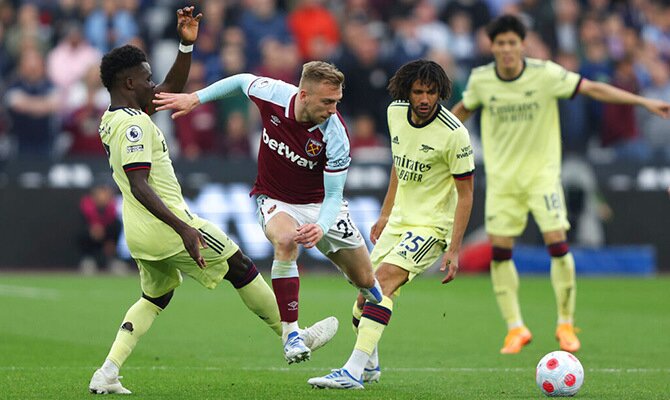Jarrod Bowen de West Ham en partido contra el Arsenal en Londres