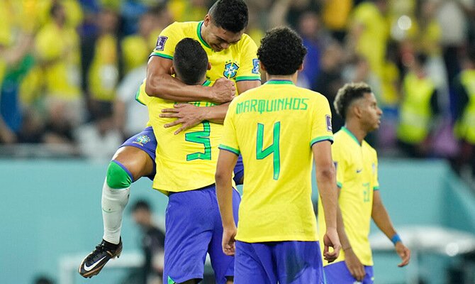 Jugadores de Brasil festejan un gol en la fase de grupos del Mundial 2022