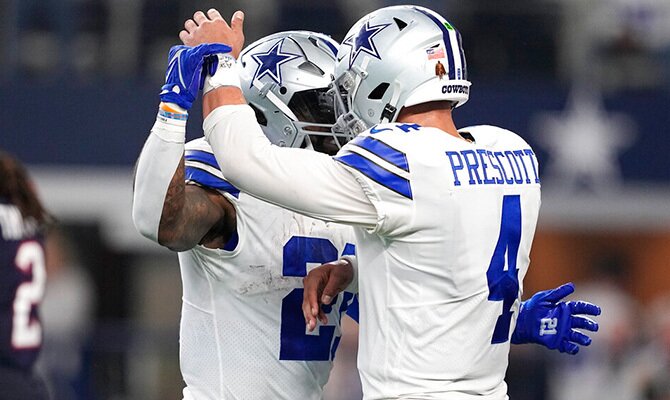 Dak Prescott festeja un touchdown de Dallas Cowboys en la NFL 2022