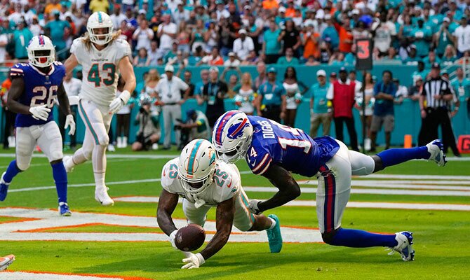 Stefon Diggs de Buffalo Bills ante la marca de Xavien Howard de Miami Dolphins