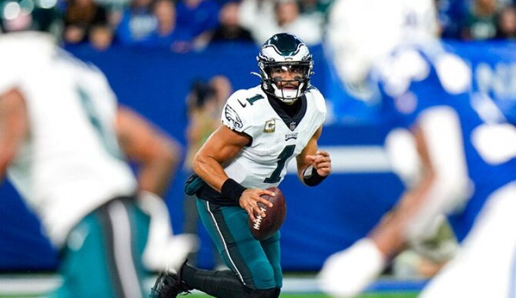 Jalen Hurts lleva el balon en un juego de Philadelphia Eagles en la NFL 2022