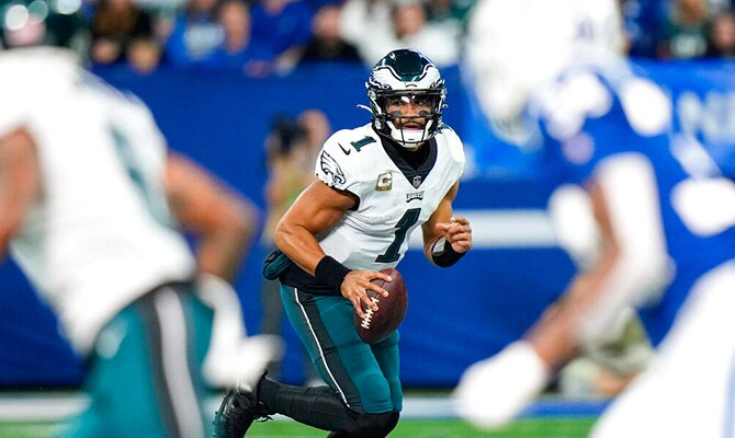Jalen Hurts lleva el balon en un juego de Philadelphia Eagles en la NFL 2022