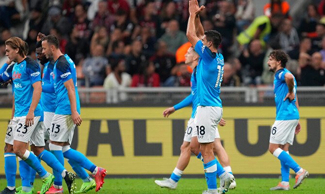 Jugadores del Napoli saludan a sus aficionados tras una victoria en el Calcio