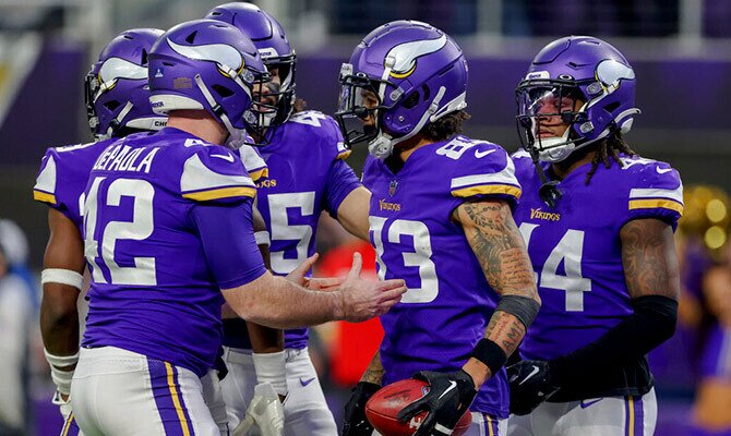 Jugadores de Minnesota Vikings festejan un touchdown en la NFL 2022