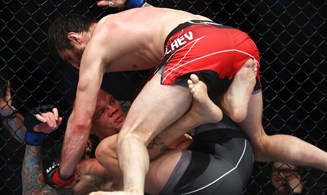 Magomed Ankalaev somete a su rival en un evento de UFC en Dallas