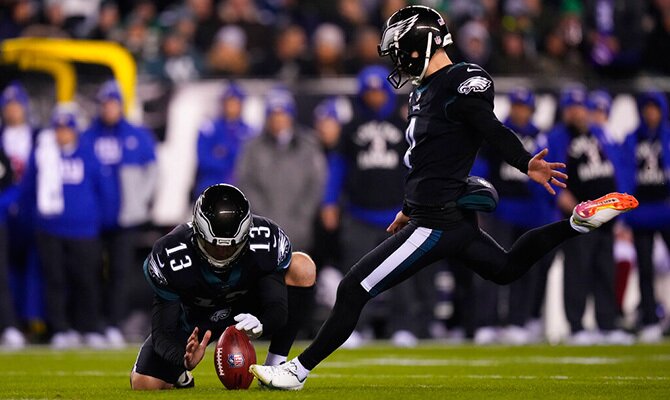 Jake Elliott prepara su patada en partido de los Philadelphia Eagles en NFL 2022