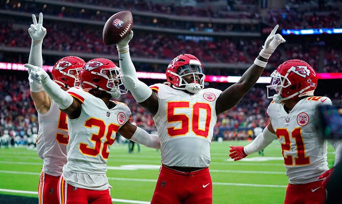 Jugadores de Kansas City Chiefs celebran una intercepcion en partido de la NFL