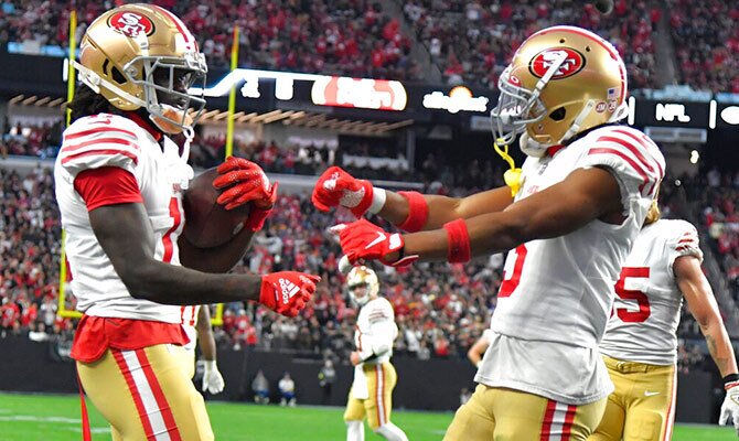 Jugadores de San Francisco 49ers celebran una anotacion en Levis Stadium