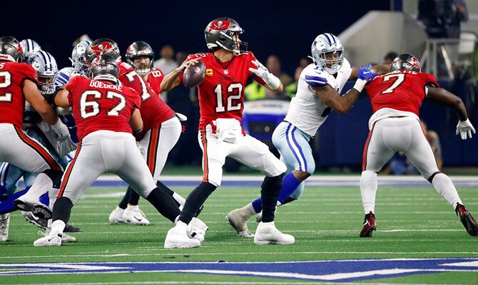 Tom Brady de Tampa Bay prepara un pase en juego ante Dallas Cowboys