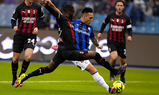 Lautaro Martinez busca rematar en el ultimo choque entre Inter y Milan