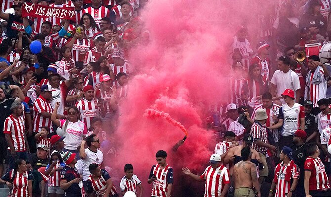 Aficionados de las Chivas con todo el colorido en las tribunas durante un partido