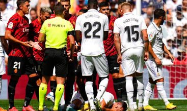 Futbolistas de Real Madrid y Mallorca reunidos tras una foul señalado