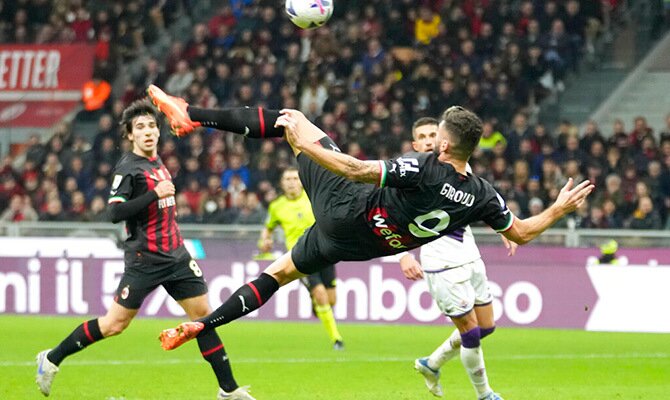 Olivier Giroud intenta una chilena en partido del AC Milan en la Serie A