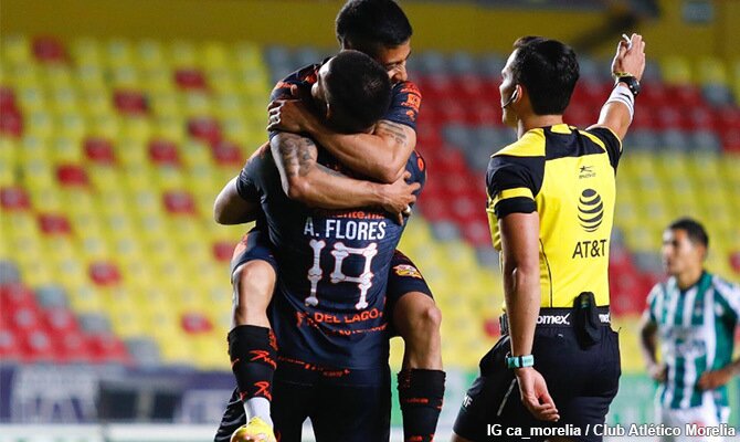 Jugadores del Morelia celebran un gol en su debut en casa en el Clausura 2023