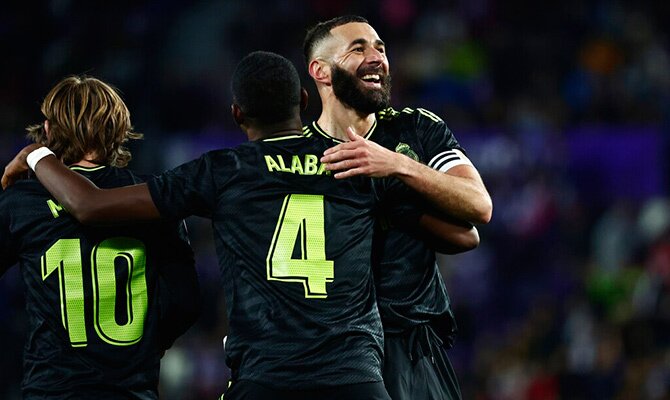 Karim Benzema festeja un gol del Real Madrid con Alaba y Modric
