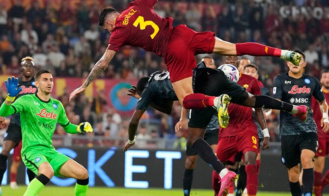 Jugadores de Roma y Napoli buscan el balon en partido de la Serie A