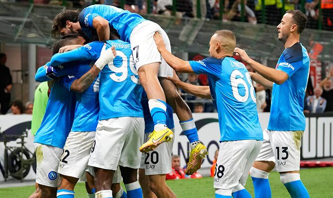 Jugadores del Napoli festejan un gol en partido por la Serie A