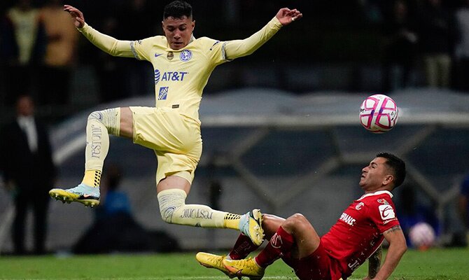Alvaro Fidalgo del America disputa el balon en partido contra el Toluca