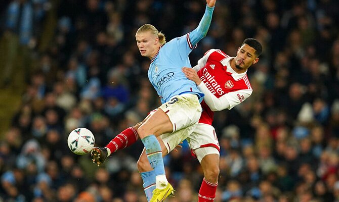 Erling Haaland del Man City lucha por el balon en partido contra el Arsenal