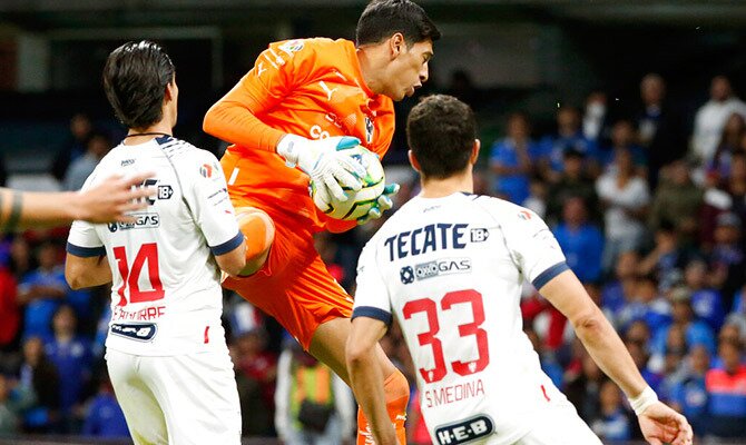 El arquero Esteban Andrada del Monterrey sale en busca del balon