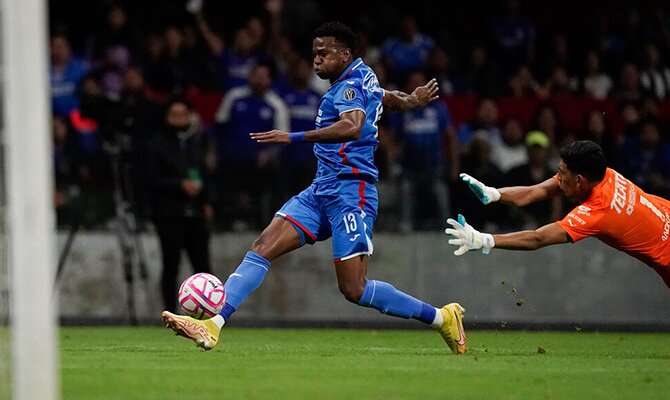 Michael Estrada de Cruz Azul en accion contra el Monterrey