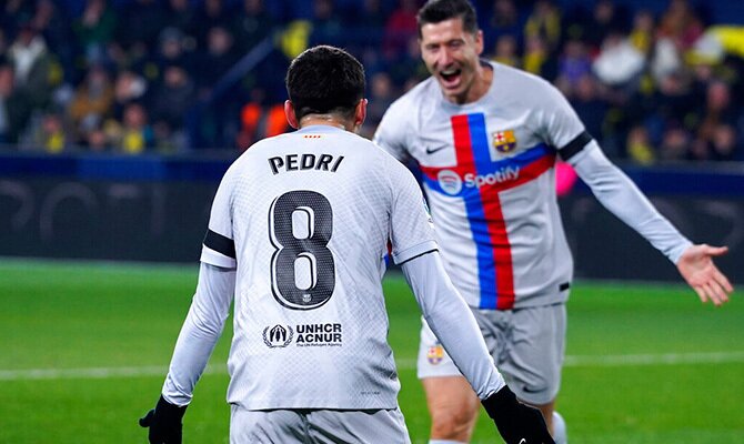 Pedri y Robert Lewdandowski celebran una anotacion del Barcelona