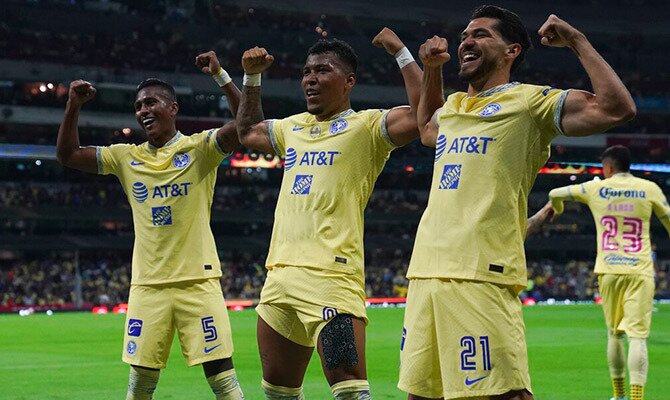 Jugadores de las Aguilas del America festejan un gol en el Estadio Azteca