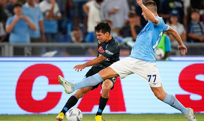 Hirving Lozano del Napoli en accion contra la Lazio en 2022