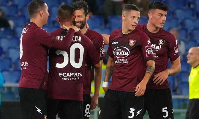 Jugadores de Salernitana celebran una anotacion en la Serie A