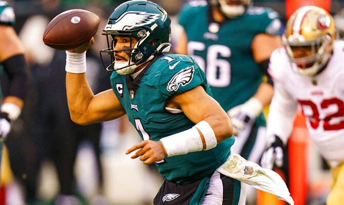 Jalen Hurts escapa de la defensa rival en el triunfo de Eagles en la NFC