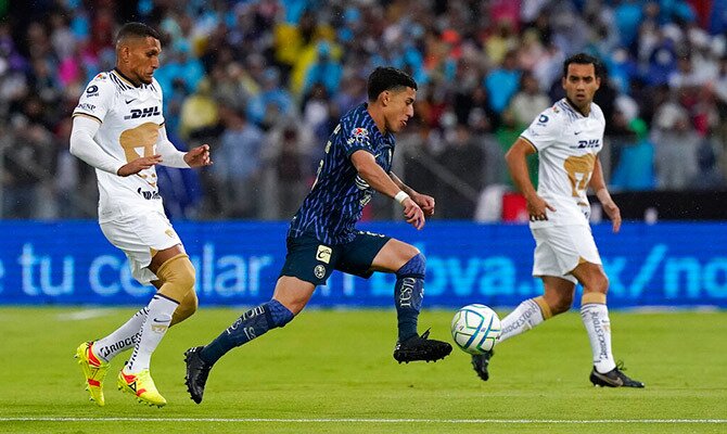 Higor Meritao de los Pumas ante el America en partido en el Estadio Universitario