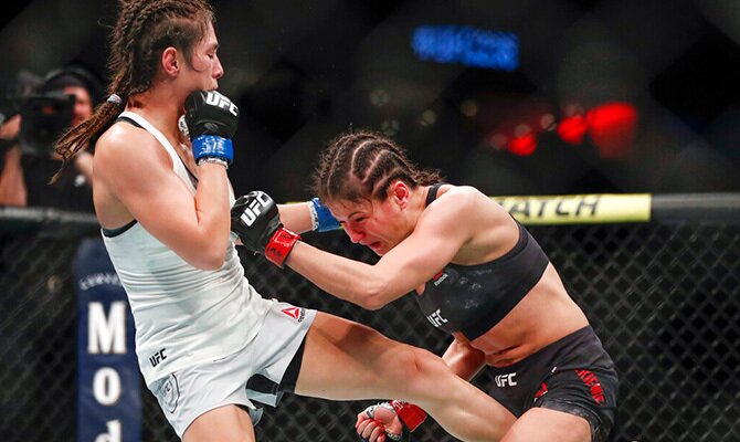 La mexicana Alexa Grasso en pleno combate en un evento de UFC