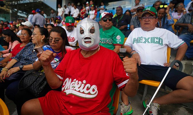 Aficionados mexicanos esperan una buena actuacion en el Clasico Mundial de Beisbol