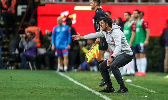 Veljko Paunovic da indicaciones en partido de las Chivas ante el América