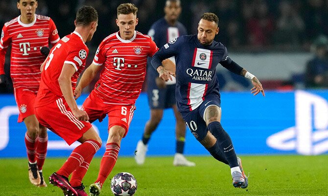 Neymar del PSG busca el balon ante dos rivales del Bayern