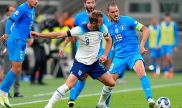 Harry Kane de Inglaterra lucha ante varios defensores de Italia en juego de Nations League