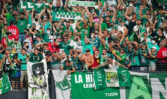 Aficionados del Club Leon muestran su apoyo en un partido de Concacaf