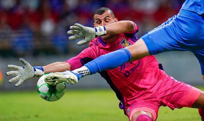 El arquero argentino Nahuel Guzman de Tigres en accion por la Liga MX