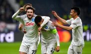 Hirving Lozano y jugadores del Napoli festejan un gol ante el Frankfurt
