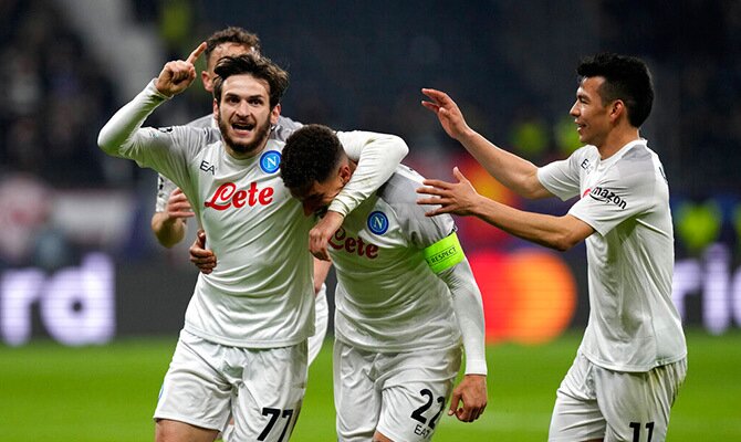 Hirving Lozano y jugadores del Napoli festejan un gol ante el Frankfurt