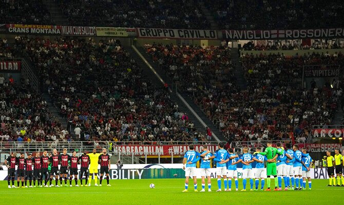 Jugadores de Milan y Napoli antes del partido de la primera vuelta de Serie A 2022-2023