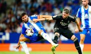 Fede Valverde del Real Madrid disputa el balon ante Leandro Cabrera del Espanyol