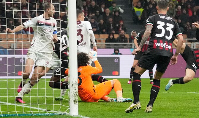 Memo Ochoa en partido de Salernitana ante el Milan por la Serie A