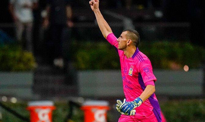 Nahuel Guzman de Tigres festeja una victoria con los aficionados