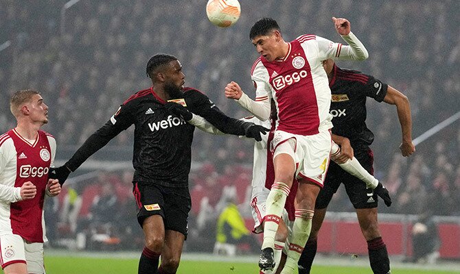 Edson Alvarez del Ajax ejecuta un cabezazo en partido de Europa League