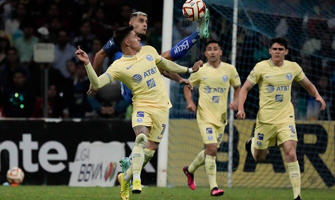 Brian Rodríguez del America en partido contra Rayados