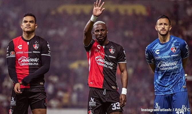 Camilo Vargas y otros jugadores del Atlas saludan a la afición