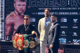 Saul Canelo Alvarez muestra sus titulos en la presentacion del combate contra John Ryder