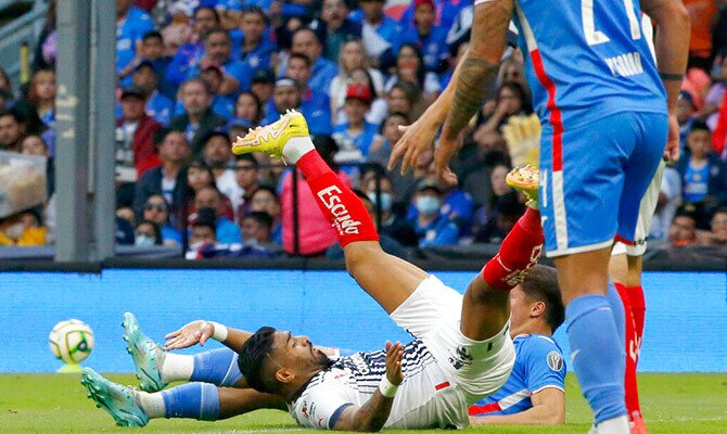 Accion de un partido entre Cruz Azul y Monterrey por la Liga MX