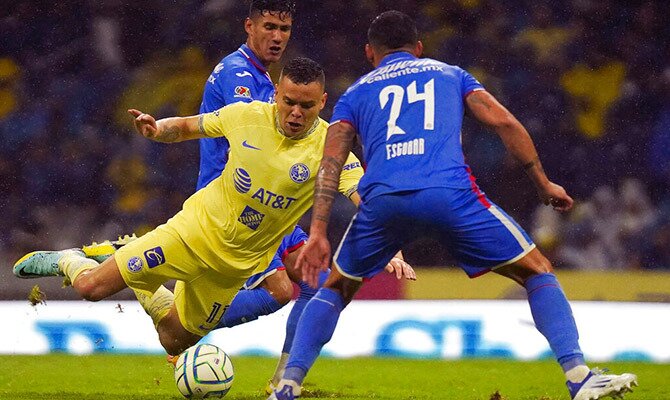 Jonathan Rodriguez del América ante la marca de dos jugadores del Cruz Azul